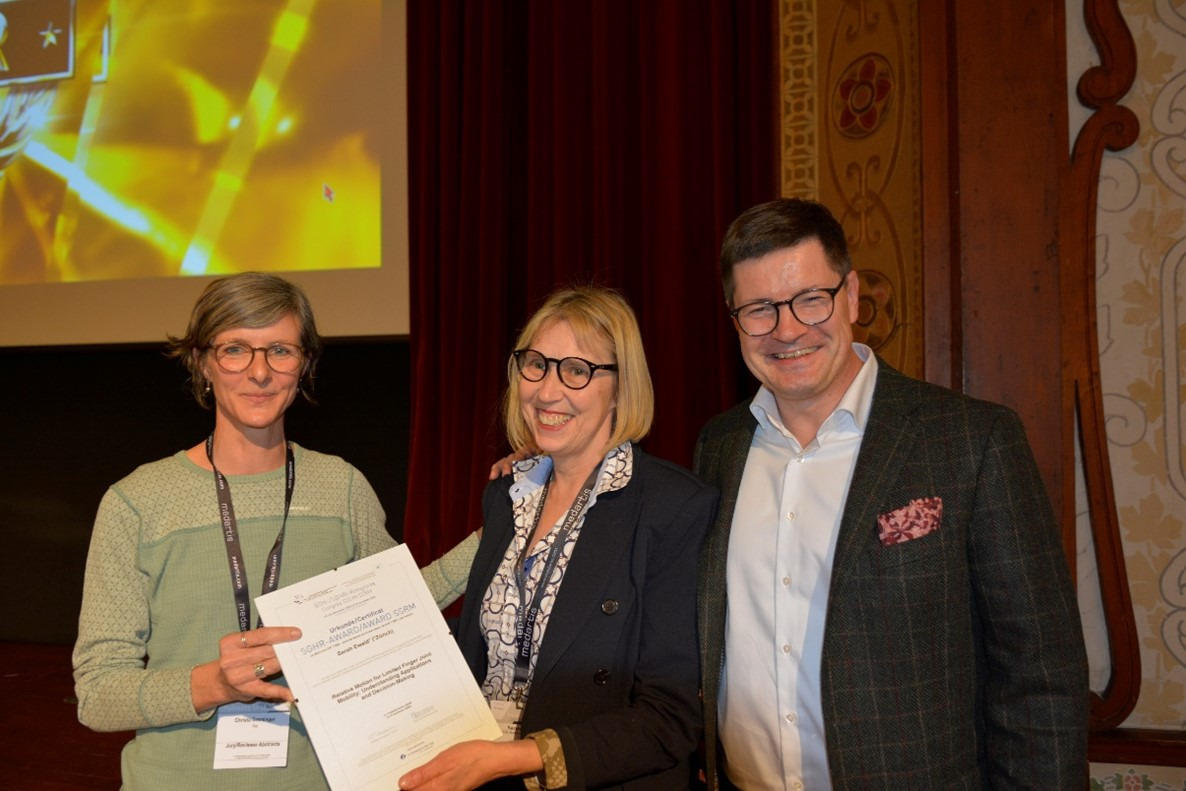 Christa Greminger (Jurorin und Moderatorin Award Ceremony SGHR), Sarah Ewald, Martin Moor (Orthopartner AG)